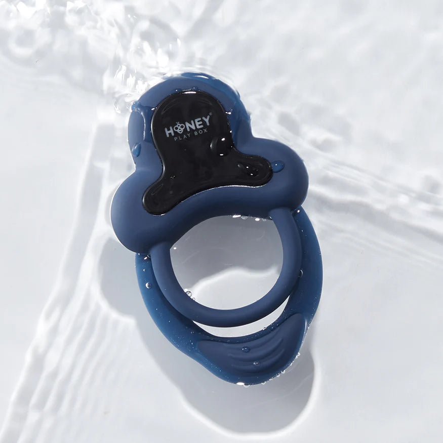 Honey Play Box Anello App-Controlled Vibrating Double Cock Ring with Clitoral Stimulator Black